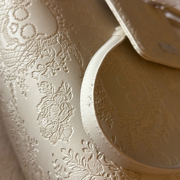 Betsey Johnson "skulltastic" 2 PC large skull tote and wristlet XOKIARA2 white - Picture 13 of 13